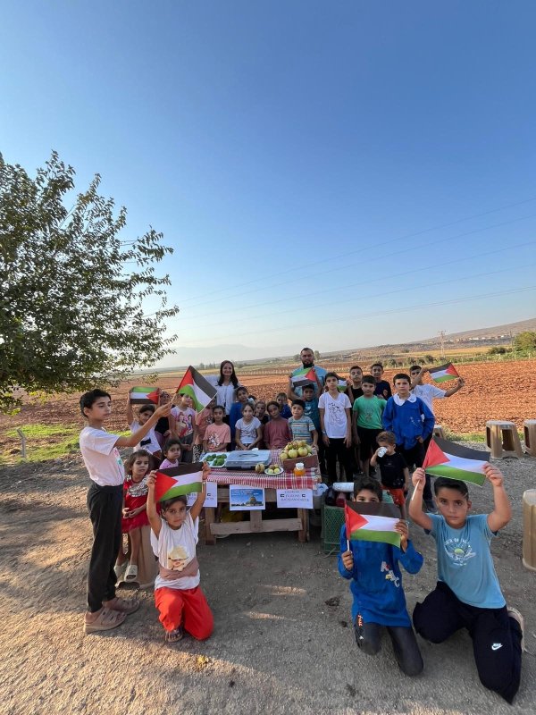 Savaşta katledilen akranları için annelerinin yaptıkları yiyecekleri satan minikler gönülleri fethettiler (Fotoğraflı) Mehmet İhsan Çakar HATAY (İHA) - Hatay’da bir grup ilkokul öğrencisi, İsrail’in saldırılarında katledilen ve zor günler geçiren Gazzeli çocuklara destek olmak için annelerinin yaptıklarını mahallede yaşayan vatandaşlara sattılar ve 4 bin TL para toplamayı başardılar. Parayı Gazze’de zulme uğrayan insanlara gönderen çocuklar, yaptıklarıyla gönülleri fethettiler. Kırıkhan ilçesi İncirli Mahallesi’nde görev yapan öğretmen Melahat Ayaz ile cami imamı Mustafa Demir, Filistin'in Gazze şehrinde zalim İsrail'in saldırılarına uğrayan insanlar için yürekleri ısıtan etkinlik düzenlendi. Mahallede yaşayan vatandaşların imece usulüyle evlerinde yaptıkları yiyecekler ve içecekler, mahalle girişine tezgah açılarak çocuklar tarafından satılmaya başladı. Mahallenin cami imamı Demir ile öğretmeni Ayaz kontrolünde, çocukların ellerinde Filistin bayraklarıyla gerçekleştirdikleri satışta 4 bin TL para toplandı. Mahallede yaşayan çocuklarla birlikte yapılan etkinlikte toplanan 4 bin TL, bir yardım kuruluşu tarafından Gazze şehrindeki çocuklara ulaşması için yola çıktı. Görev yaptıkları mahalledeki çocuklara merhameti aşılayan imam Demir ile öğretmen Melahat ve çocukları yaptıkları davranışla gönülleri fethettiler.