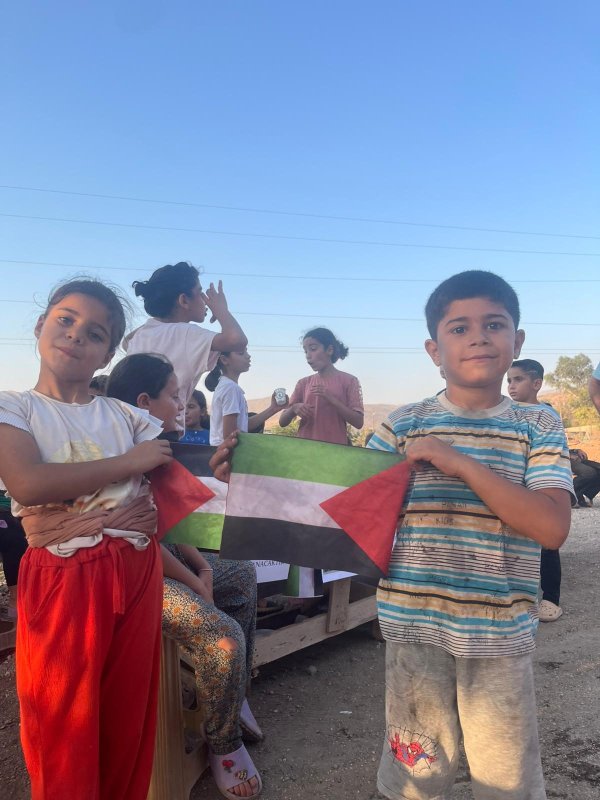 Savaşta katledilen akranları için annelerinin yaptıkları yiyecekleri satan minikler gönülleri fethettiler (Fotoğraflı) Mehmet İhsan Çakar HATAY (İHA) - Hatay’da bir grup ilkokul öğrencisi, İsrail’in saldırılarında katledilen ve zor günler geçiren Gazzeli çocuklara destek olmak için annelerinin yaptıklarını mahallede yaşayan vatandaşlara sattılar ve 4 bin TL para toplamayı başardılar. Parayı Gazze’de zulme uğrayan insanlara gönderen çocuklar, yaptıklarıyla gönülleri fethettiler. Kırıkhan ilçesi İncirli Mahallesi’nde görev yapan öğretmen Melahat Ayaz ile cami imamı Mustafa Demir, Filistin'in Gazze şehrinde zalim İsrail'in saldırılarına uğrayan insanlar için yürekleri ısıtan etkinlik düzenlendi. Mahallede yaşayan vatandaşların imece usulüyle evlerinde yaptıkları yiyecekler ve içecekler, mahalle girişine tezgah açılarak çocuklar tarafından satılmaya başladı. Mahallenin cami imamı Demir ile öğretmeni Ayaz kontrolünde, çocukların ellerinde Filistin bayraklarıyla gerçekleştirdikleri satışta 4 bin TL para toplandı. Mahallede yaşayan çocuklarla birlikte yapılan etkinlikte toplanan 4 bin TL, bir yardım kuruluşu tarafından Gazze şehrindeki çocuklara ulaşması için yola çıktı. Görev yaptıkları mahalledeki çocuklara merhameti aşılayan imam Demir ile öğretmen Melahat ve çocukları yaptıkları davranışla gönülleri fethettiler.