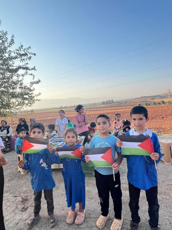 Savaşta katledilen akranları için annelerinin yaptıkları yiyecekleri satan minikler gönülleri fethettiler (Fotoğraflı) Mehmet İhsan Çakar HATAY (İHA) - Hatay’da bir grup ilkokul öğrencisi, İsrail’in saldırılarında katledilen ve zor günler geçiren Gazzeli çocuklara destek olmak için annelerinin yaptıklarını mahallede yaşayan vatandaşlara sattılar ve 4 bin TL para toplamayı başardılar. Parayı Gazze’de zulme uğrayan insanlara gönderen çocuklar, yaptıklarıyla gönülleri fethettiler. Kırıkhan ilçesi İncirli Mahallesi’nde görev yapan öğretmen Melahat Ayaz ile cami imamı Mustafa Demir, Filistin'in Gazze şehrinde zalim İsrail'in saldırılarına uğrayan insanlar için yürekleri ısıtan etkinlik düzenlendi. Mahallede yaşayan vatandaşların imece usulüyle evlerinde yaptıkları yiyecekler ve içecekler, mahalle girişine tezgah açılarak çocuklar tarafından satılmaya başladı. Mahallenin cami imamı Demir ile öğretmeni Ayaz kontrolünde, çocukların ellerinde Filistin bayraklarıyla gerçekleştirdikleri satışta 4 bin TL para toplandı. Mahallede yaşayan çocuklarla birlikte yapılan etkinlikte toplanan 4 bin TL, bir yardım kuruluşu tarafından Gazze şehrindeki çocuklara ulaşması için yola çıktı. Görev yaptıkları mahalledeki çocuklara merhameti aşılayan imam Demir ile öğretmen Melahat ve çocukları yaptıkları davranışla gönülleri fethettiler.