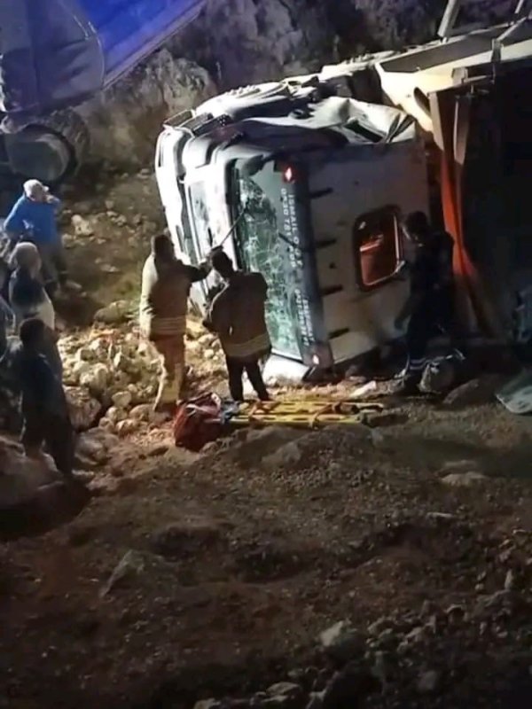 Sürücüsünün kontrolünü kaybettiği kamyon uçurumdan yuvarlandı