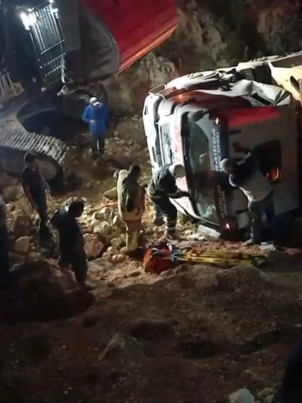 Sürücüsünün kontrolünü kaybettiği kamyon uçurumdan yuvarlandı