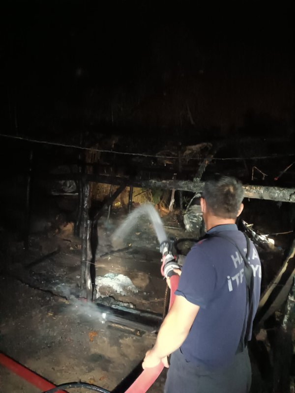 Samandağ'da depo olarak kullanılan çadır yandı