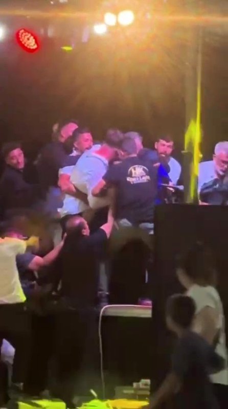 Düğünde halay başı olmak isteyerek kadın soliste saldıran alkollü şahıs korku dolu anlar yaşattı