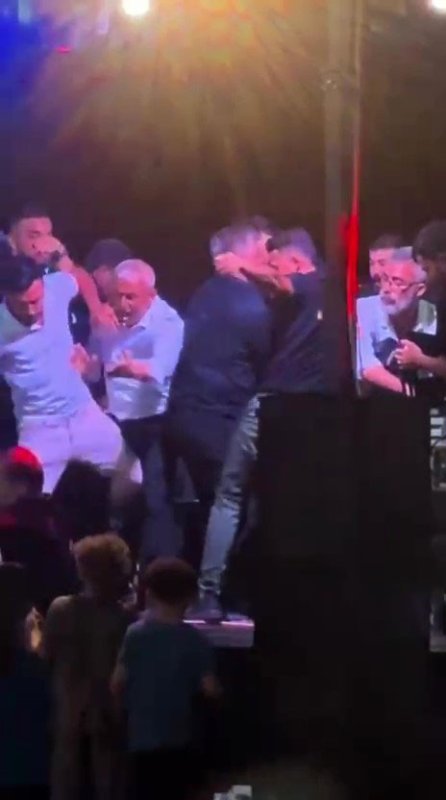 Düğünde halay başı olmak isteyerek kadın soliste saldıran alkollü şahıs korku dolu anlar yaşattı