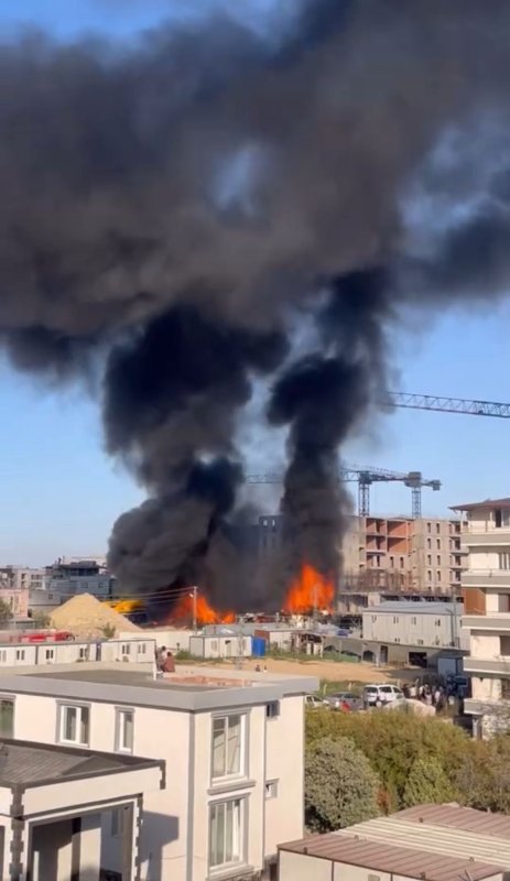 İşçilerin kaldığı konteyner yatakhane alevlere teslim oldu