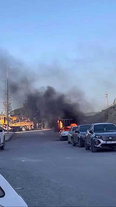 Park halindeki pikap alevlere teslim oldu