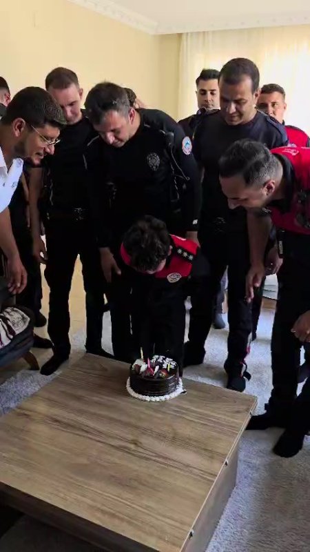 Polis ekiplerinden DMD hastası Miraç'a unutulmaz doğum günü sürprizi