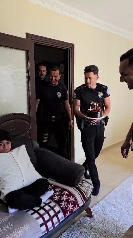 Polis ekiplerinden DMD hastası Miraç'a unutulmaz doğum günü sürprizi