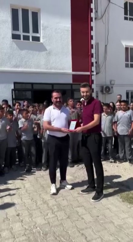 Tayini çıkan öğretmen, 10 yıldır görev yaptığı okuldan alkışlarla uğurlandı