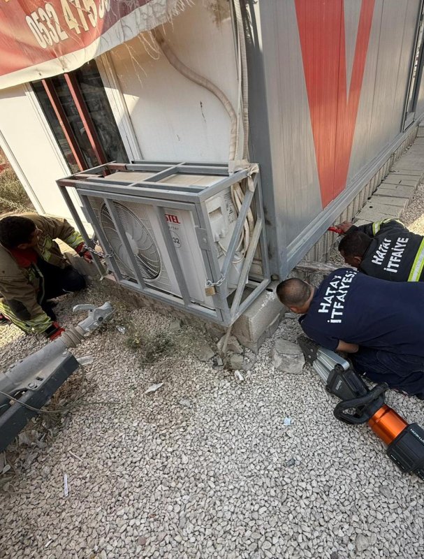 Konteynerin altında mahsur kalan kedileri itfaiye kurtardı (Fotoğraflı) Mehmet İhsan Çakar HATAY (İHA) - Hatay'da konteynerin altında mahsur kalan yavru kedileri, itfaiye ekipleri kurtardı. Antakya ilçesi Haraparası Mahallesi’nde konteyner altında sıkışarak mahsur kalan yavru kedileri fark eden vatandaş durumu itfaiye ekiplerine bildirdi. Yavru kediler, ekiplerin titiz çalışmasıyla güvenle kurtarıldı. Kurtarılan kediler; annesi yakınlarda bulunamadığından, bakımlarının yapılması için Antakya Sahipsiz Hayvan Bakım Evine teslim edildi.