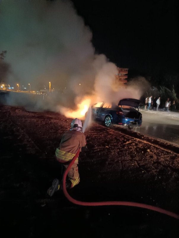 Kaza yapan otomobil alevlere teslim oldu