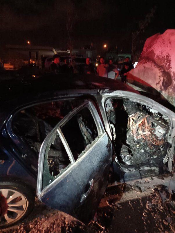 Kaza yapan otomobil alevlere teslim oldu