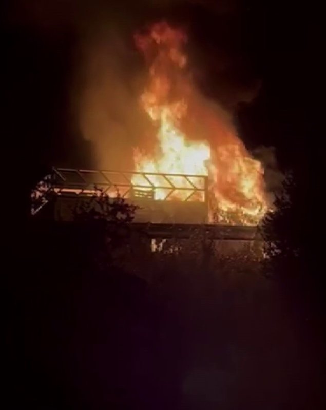 Gözlerinin önünde ekmek teknesi yanan vatandaş, alevlere müdahale etmeyen trafikteki diğer sürücülere tepki gösterdi