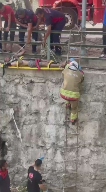 Sulama kanalına düşen zihinsel engelli vatandaşı itfaiye kurtardı