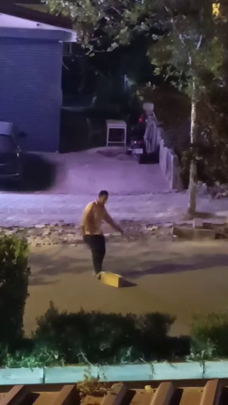 Otostop çektiği araçların durması için yola taş koydu