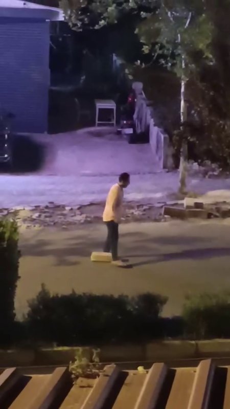 Otostop çektiği araçların durması için yola taş koydu