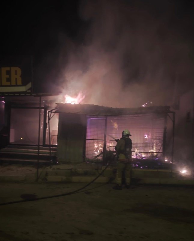 Antakya’da alevlere teslim olan iş yeri kullanılmaz hale geldi