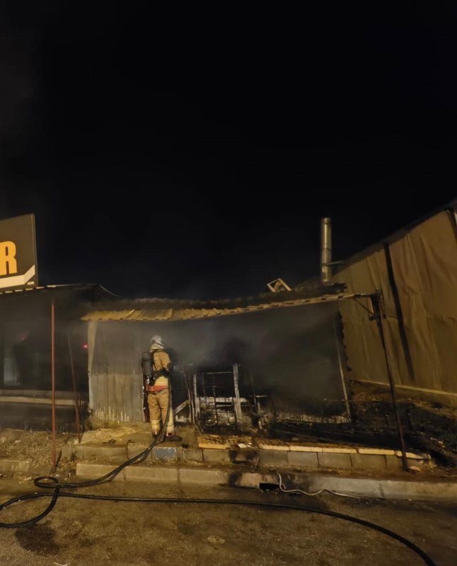 Antakya’da alevlere teslim olan iş yeri kullanılmaz hale geldi