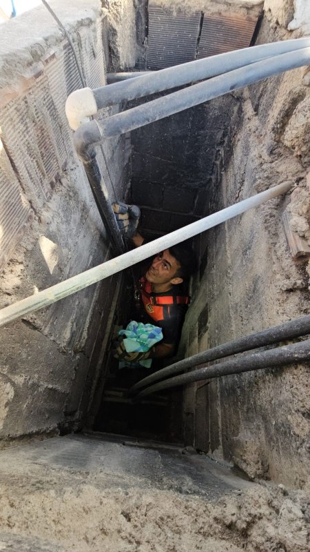 Apartman boşluğuna düşen kedi zorlu operasyonla kurtarıldı (Fotoğraflı) Ogün Aslan HATAY (İHA) - Hatay'da apartman boşluğunda mahsur kalan yavru kedi, itfaiye ekiplerinin çalışmasıyla kurtarıldı. Edinilen bilgiye göre, ilçeye bağlı Gültepe Mahallesi'nde bir apartmanın boşluğunda yavru kedinin mahsur kaldığını fark eden vatandaşlar, durumu itfaiyeye bildirdi. Olay yerine gelen Hatay Büyükşehir Belediyesi İskenderun İtfaiye Müdürlüğü ekipleri, kısa sürede çalışma başlatarak kediyi sıkıştığı yerden çıkardı. Sağlık durumunun iyi olduğu öğrenilen yavru kedi, bulunduğu bölgede doğal yaşam alanına bırakıldı.