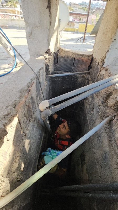 Apartman boşluğuna düşen kedi zorlu operasyonla kurtarıldı (Fotoğraflı) Ogün Aslan HATAY (İHA) - Hatay'da apartman boşluğunda mahsur kalan yavru kedi, itfaiye ekiplerinin çalışmasıyla kurtarıldı. Edinilen bilgiye göre, ilçeye bağlı Gültepe Mahallesi'nde bir apartmanın boşluğunda yavru kedinin mahsur kaldığını fark eden vatandaşlar, durumu itfaiyeye bildirdi. Olay yerine gelen Hatay Büyükşehir Belediyesi İskenderun İtfaiye Müdürlüğü ekipleri, kısa sürede çalışma başlatarak kediyi sıkıştığı yerden çıkardı. Sağlık durumunun iyi olduğu öğrenilen yavru kedi, bulunduğu bölgede doğal yaşam alanına bırakıldı.