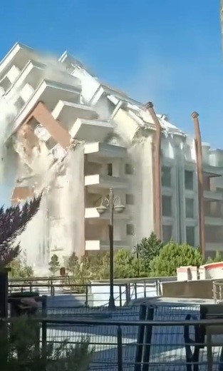  İş makinesinin darbesiyle 9 katlı bina yerle bir oldu