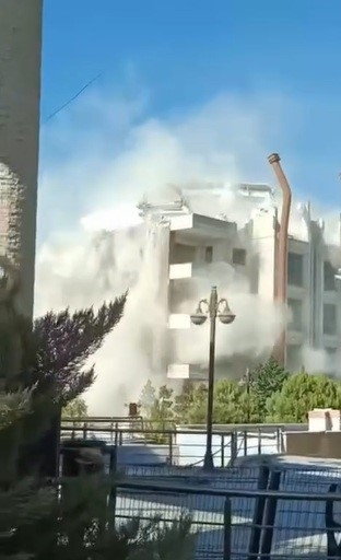  İş makinesinin darbesiyle 9 katlı bina yerle bir oldu