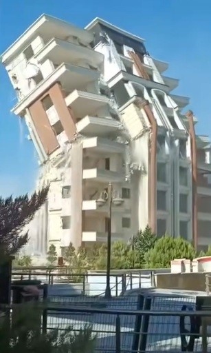  İş makinesinin darbesiyle 9 katlı bina yerle bir oldu