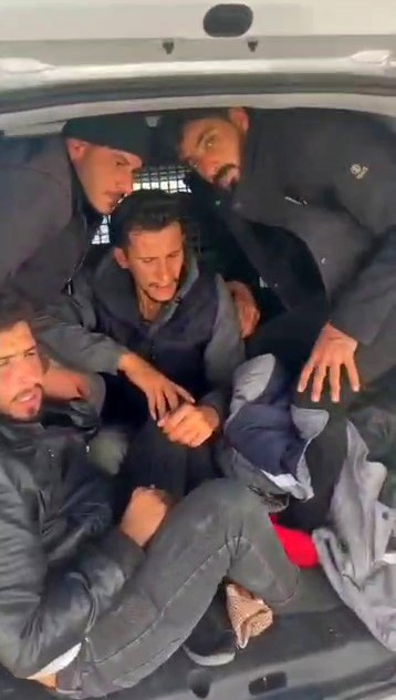 Aracıyla tıka basa göçmen taşıyan insan taciri tutuklandı