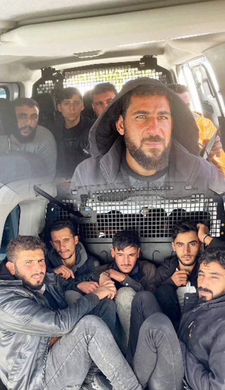 Aracıyla tıka basa göçmen taşıyan insan taciri tutuklandı