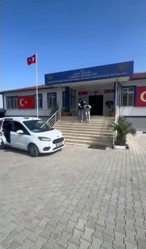 Aracıyla tıka basa göçmen taşıyan insan taciri tutuklandı
