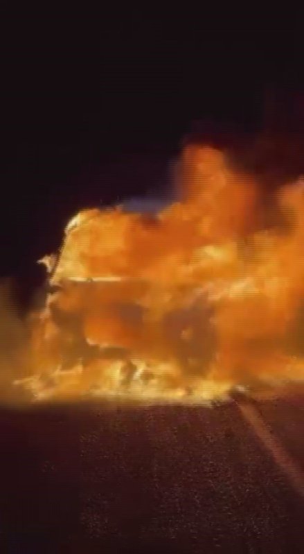 Alev topuna dönen otomobil kullanılamaz hale geldi