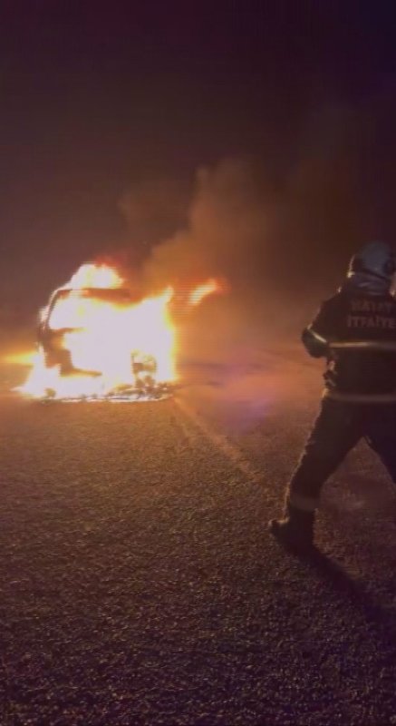 Alev topuna dönen otomobil kullanılamaz hale geldi