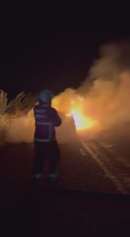 Alev topuna dönen otomobil kullanılamaz hale geldi