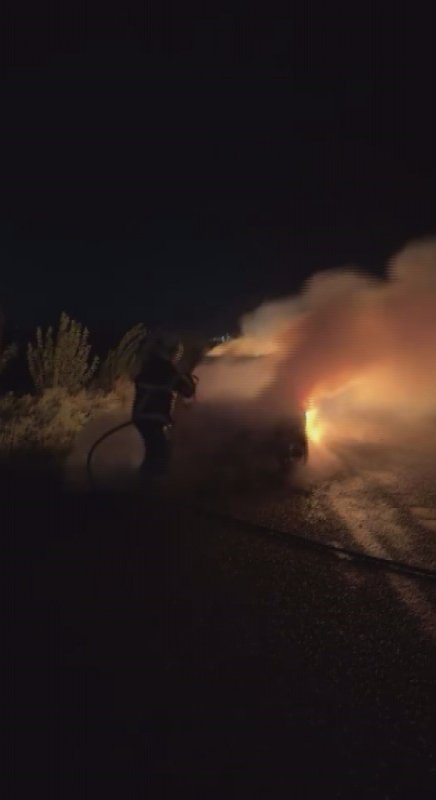 Alev topuna dönen otomobil kullanılamaz hale geldi