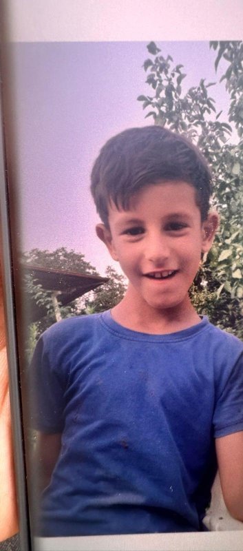 Okuldan dönerken cipin çarpmasıyla vefat eden 9 yaşındaki Hasan'ın ölümü ailesini üzüntüye boğdu -Dede Hasan Güder, "Torunumu defnettik, acımız çok büyük ve unutulacak bir acı değil" (Fotoğraflı - Görüntülü) Ramazan İlın - Mehmet İhsan Çakar HATAY (İHA) - Hatay'da okul servisinden inip karşıya geçmek isterken cipin çarpmasıyla hayatını kaybeden 9 yaşındaki Hasan Güder son yolculuğuna uğurlandı. Torunlarından biri ölen diğer torunu da ölümden dönen acılı dede Hasan Güder, ailecek üzüntü yaşadıklarını belirterek "Dersleri çok iyiydi ve severek okula giderdi, büyüyünce doktor veya astsubay olmak istiyordu" dedi. Kaza, Kırıkhan ilçesi Kangallar Mahallesi mevkiinde yaşandı. Seyir halindeki 31 HE 114 plakalı Cherry marka cip, okul servisinden inip karşıya geçmek isteyen Hasan Güder'e çarptı. Kazada 9 yaşındaki Güder ağır yaralandı. Kazayı görenlerin 112 Acil Çağrı Merkezi'ne bildirmesi üzerine olay yerine jandarma ve ambulans ekipleri sevk edildi. Kısa sürede bölgeye gelen sağlık ekipleri, ilk müdahalenin ardından Güder'i Kumlu Devlet Hastanesi'ne kaldırdı. Hastanede yapılan tüm müdahalelere rağmen Güder, hayatını kaybetti. Güder'in cenazesi Camızkışlası Mahallesi Mezarlığına defnedildi. Kazada torunlarından biri ölürken diğer torunu da ölümden dönen dede Hasan Güder, "Okul servislerine sıkı denetim yapılsın. Bizim yüreğimiz yandı, başkasının yüreği yanmasın" ifadelerini kullandı. " Okul servisinin şoförü torunlarıma ‘Hadi inin, arabalar uzak karşıya geçin' diyor Okuldan eve dönen 2 torunundan bir ölürken diğer torunu da ölümden dönen dede Hasan Güder, kaza esnasında yaşananları anlatarak, "Kazada ölen çocuk benim torunum. Ben kazayı görmedim, bana diğer torunum kaza haberini verdi. Kaza yerine ilk ben geldiğimde torunum cansız yerde yatıyordu. Torunumun yaşadığı kazada servis şoförlerinin umursamamasından kaynaklanıyor. Geçen yıldan beri şoförleri uyarmamıza rağmen hiç fayda etmedi. Torunum 9 yaşındaydı ve 2'nci sınıfa gidiyordu. Dersleri çok iyiydi ve severek okula giderdi, büyüyünce doktor veya astsubay olmak istiyordu. Torunum okuldan dönüyordu. Normalde okul servisin durması gerektiği yerde değil de durmaması gerektiği yerde durmuş. İşlek bir yolun kenarında çocuk bırakılmaz. Torunumu defnettik, acımız çok büyük ve unutulacak bir acı değil. Torunlarımdan birini 500 metre ileride bırakıyorlar, diğeri de hasta olduğu için okula gitmedi. Hasan ve diğer torunum aynı okul servisinde geliyorlardı. Okul servis şoförü torunlarıma ‘Hadi inin, arabalar uzak karşıya geçin' diyor. Bunu üzerine torunlarımdan Hasan geçiyor ama diğeri geçmiyor. Karşıya geçmeye çalışan Hasan torunuma araba çarpıyor ve ölüyor. Görüntülerde ağlayan nenesiydi. Anne ve babası çarşıya gitmişlerdi. Annesi ve babası hastanede yetiştiler. Okul servislerine sıkı denetim yapılsın. Bizim yüreğimiz yandı, başkasının yüreği yanmasın. Bir çocuk kolay yetişmiyor" ifadelerini kullandı.