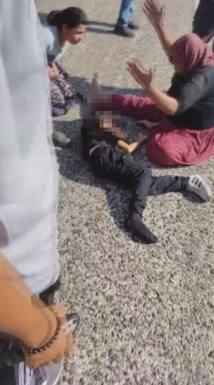 Okuldan dönerken cipin çarpmasıyla vefat eden 9 yaşındaki Hasan'ın ölümü ailesini üzüntüye boğdu -Dede Hasan Güder, "Torunumu defnettik, acımız çok büyük ve unutulacak bir acı değil" (Fotoğraflı - Görüntülü) Ramazan İlın - Mehmet İhsan Çakar HATAY (İHA) - Hatay'da okul servisinden inip karşıya geçmek isterken cipin çarpmasıyla hayatını kaybeden 9 yaşındaki Hasan Güder son yolculuğuna uğurlandı. Torunlarından biri ölen diğer torunu da ölümden dönen acılı dede Hasan Güder, ailecek üzüntü yaşadıklarını belirterek "Dersleri çok iyiydi ve severek okula giderdi, büyüyünce doktor veya astsubay olmak istiyordu" dedi. Kaza, Kırıkhan ilçesi Kangallar Mahallesi mevkiinde yaşandı. Seyir halindeki 31 HE 114 plakalı Cherry marka cip, okul servisinden inip karşıya geçmek isteyen Hasan Güder'e çarptı. Kazada 9 yaşındaki Güder ağır yaralandı. Kazayı görenlerin 112 Acil Çağrı Merkezi'ne bildirmesi üzerine olay yerine jandarma ve ambulans ekipleri sevk edildi. Kısa sürede bölgeye gelen sağlık ekipleri, ilk müdahalenin ardından Güder'i Kumlu Devlet Hastanesi'ne kaldırdı. Hastanede yapılan tüm müdahalelere rağmen Güder, hayatını kaybetti. Güder'in cenazesi Camızkışlası Mahallesi Mezarlığına defnedildi. Kazada torunlarından biri ölürken diğer torunu da ölümden dönen dede Hasan Güder, "Okul servislerine sıkı denetim yapılsın. Bizim yüreğimiz yandı, başkasının yüreği yanmasın" ifadelerini kullandı. " Okul servisinin şoförü torunlarıma ‘Hadi inin, arabalar uzak karşıya geçin' diyor Okuldan eve dönen 2 torunundan bir ölürken diğer torunu da ölümden dönen dede Hasan Güder, kaza esnasında yaşananları anlatarak, "Kazada ölen çocuk benim torunum. Ben kazayı görmedim, bana diğer torunum kaza haberini verdi. Kaza yerine ilk ben geldiğimde torunum cansız yerde yatıyordu. Torunumun yaşadığı kazada servis şoförlerinin umursamamasından kaynaklanıyor. Geçen yıldan beri şoförleri uyarmamıza rağmen hiç fayda etmedi. Torunum 9 yaşındaydı ve 2'nci sınıfa gidiyordu. Dersleri çok iyiydi ve severek okula giderdi, büyüyünce doktor veya astsubay olmak istiyordu. Torunum okuldan dönüyordu. Normalde okul servisin durması gerektiği yerde değil de durmaması gerektiği yerde durmuş. İşlek bir yolun kenarında çocuk bırakılmaz. Torunumu defnettik, acımız çok büyük ve unutulacak bir acı değil. Torunlarımdan birini 500 metre ileride bırakıyorlar, diğeri de hasta olduğu için okula gitmedi. Hasan ve diğer torunum aynı okul servisinde geliyorlardı. Okul servis şoförü torunlarıma ‘Hadi inin, arabalar uzak karşıya geçin' diyor. Bunu üzerine torunlarımdan Hasan geçiyor ama diğeri geçmiyor. Karşıya geçmeye çalışan Hasan torunuma araba çarpıyor ve ölüyor. Görüntülerde ağlayan nenesiydi. Anne ve babası çarşıya gitmişlerdi. Annesi ve babası hastanede yetiştiler. Okul servislerine sıkı denetim yapılsın. Bizim yüreğimiz yandı, başkasının yüreği yanmasın. Bir çocuk kolay yetişmiyor" ifadelerini kullandı.