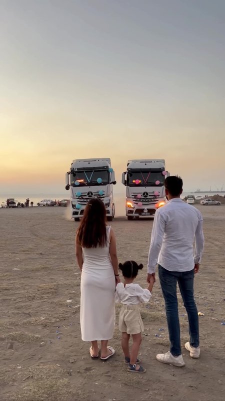 Tır şoförü ve eşi, evlatlarının cinsiyetini tırlarla düzenlenen partide öğrendi