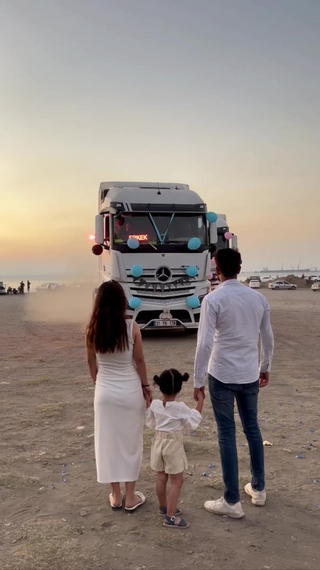 Tır şoförü ve eşi, evlatlarının cinsiyetini tırlarla düzenlenen partide öğrendi