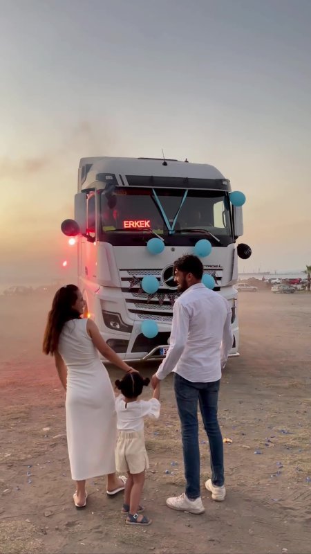 Tır şoförü ve eşi, evlatlarının cinsiyetini tırlarla düzenlenen partide öğrendi