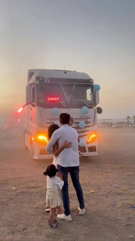 Tır şoförü ve eşi, evlatlarının cinsiyetini tırlarla düzenlenen partide öğrendi