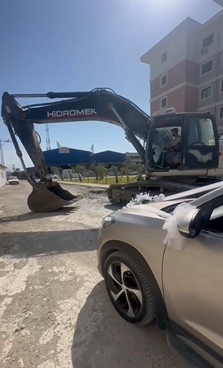 İş makinesiyle gelin arabasının önünü kesen operatör, bahşiş alınca yolu açtı