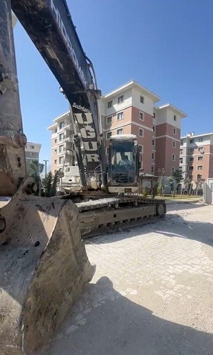 İş makinesiyle gelin arabasının önünü kesen operatör, bahşiş alınca yolu açtı