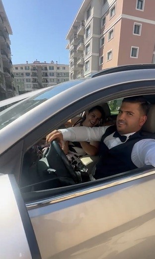 İş makinesiyle gelin arabasının önünü kesen operatör, bahşiş alınca yolu açtı