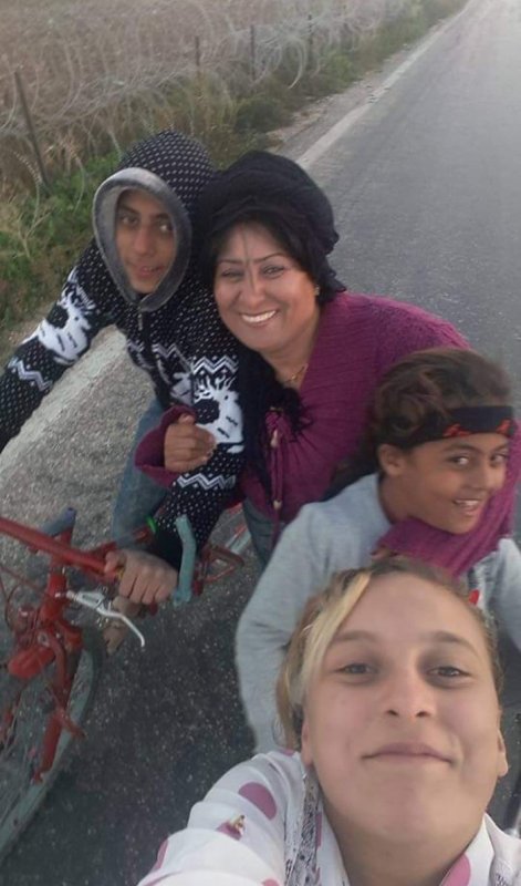 Depremde kaybettiği 3 evladının mezarında "Size bir damla su verecek kimse kalmadı, Allah sizi unutmaz evladım" diyen Suriyeli anne duygulandırdı