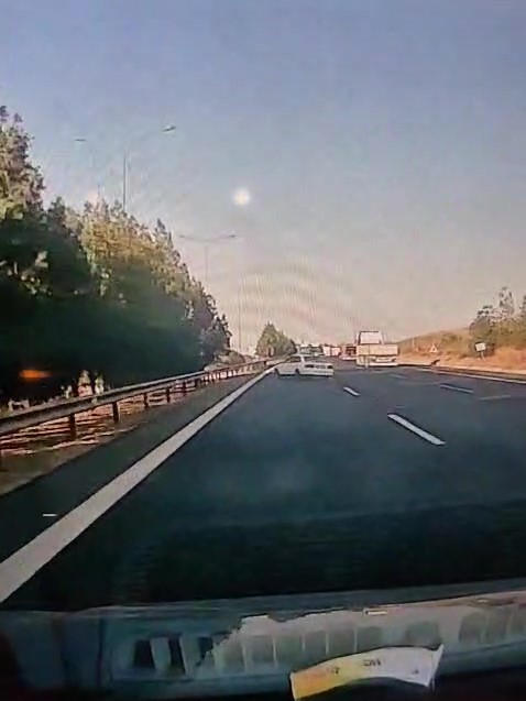 Kontrolden çıkan otomobilin bariyerlere çarpma anı görüntülendi