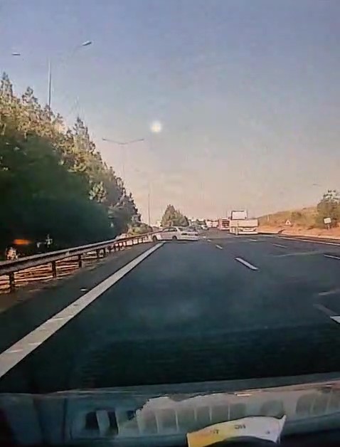 Kontrolden çıkan otomobilin bariyerlere çarpma anı görüntülendi