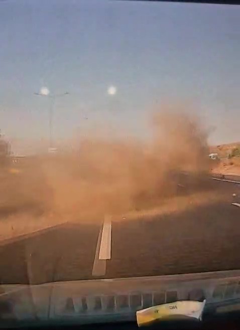 Kontrolden çıkan otomobilin bariyerlere çarpma anı görüntülendi