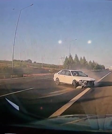 Kontrolden çıkan otomobilin bariyerlere çarpma anı görüntülendi