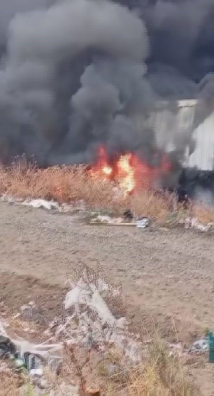 İşçilerin kaldığı konteyner yatakhane alevlere teslim oldu (Fotoğraflı) Ramazan İlın HATAY (İHA) - Hatay'ın Antakya ilçesinde işçilerin kaldığı konteyner yatakhane, alevlere teslim olarak kullanılamaz hale geldi. Yangın, Antakya ilçesi Dikmece Mahallesi'nde yaşandı. Mahallede bulunan şantiye alanında işçilerin kaldığı konteyner yatakhanede yangın çıktı. Alevlere teslim olan yatakhaneyi gören işçiler, 112 Acil Çağrı Merkezi'ne haber verdi. Olay yerine polis, ambulans ve itfaiye ekipleri sevk edildi. Kısa sürede bölgeye gelen Hatay Büyükşehir Belediyesi itfaiye ekiplerinin müdahalesiyle söndürülen yangında, işçilerin kaldığı yatakhane kullanılamaz hale geldi.