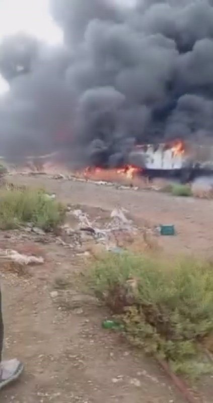 İşçilerin kaldığı konteyner yatakhane alevlere teslim oldu (Fotoğraflı) Ramazan İlın HATAY (İHA) - Hatay'ın Antakya ilçesinde işçilerin kaldığı konteyner yatakhane, alevlere teslim olarak kullanılamaz hale geldi. Yangın, Antakya ilçesi Dikmece Mahallesi'nde yaşandı. Mahallede bulunan şantiye alanında işçilerin kaldığı konteyner yatakhanede yangın çıktı. Alevlere teslim olan yatakhaneyi gören işçiler, 112 Acil Çağrı Merkezi'ne haber verdi. Olay yerine polis, ambulans ve itfaiye ekipleri sevk edildi. Kısa sürede bölgeye gelen Hatay Büyükşehir Belediyesi itfaiye ekiplerinin müdahalesiyle söndürülen yangında, işçilerin kaldığı yatakhane kullanılamaz hale geldi.